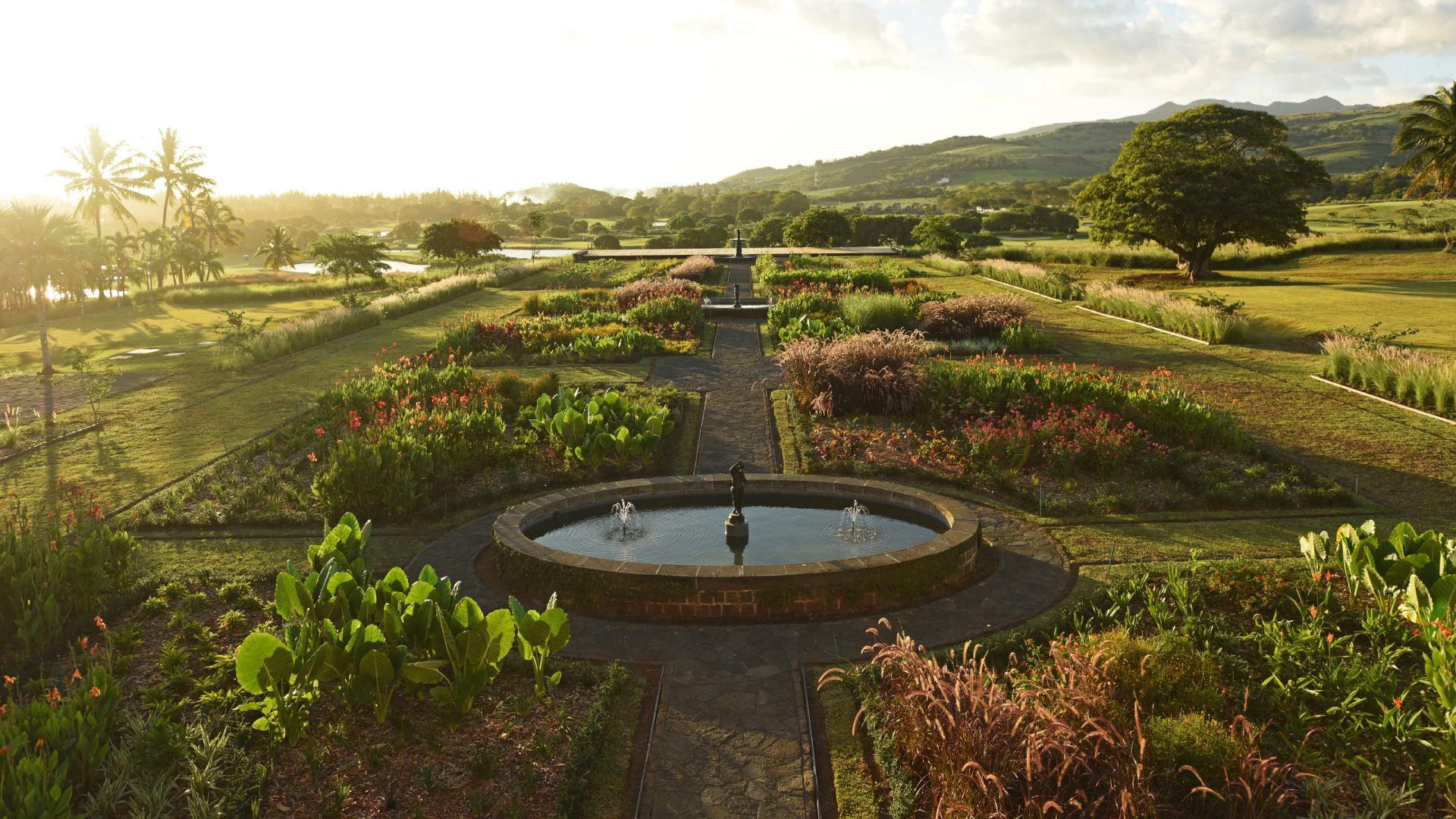 Vue du jardin à la française du Château de Bel Ombre, un écrin de verdure élégant à l'île Maurice.
