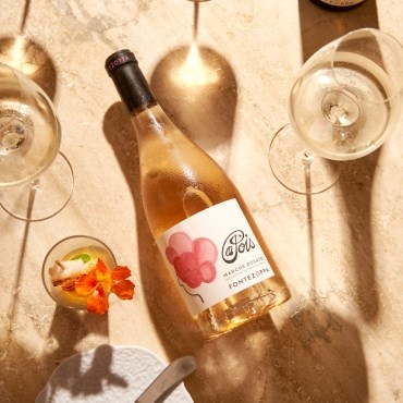 du vins fontezoppa aves des verres sur table