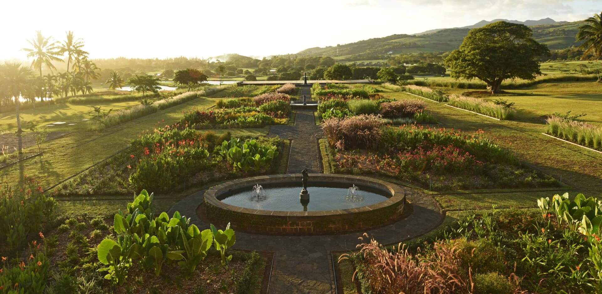 Vue du jardin à la française du Château de Bel Ombre