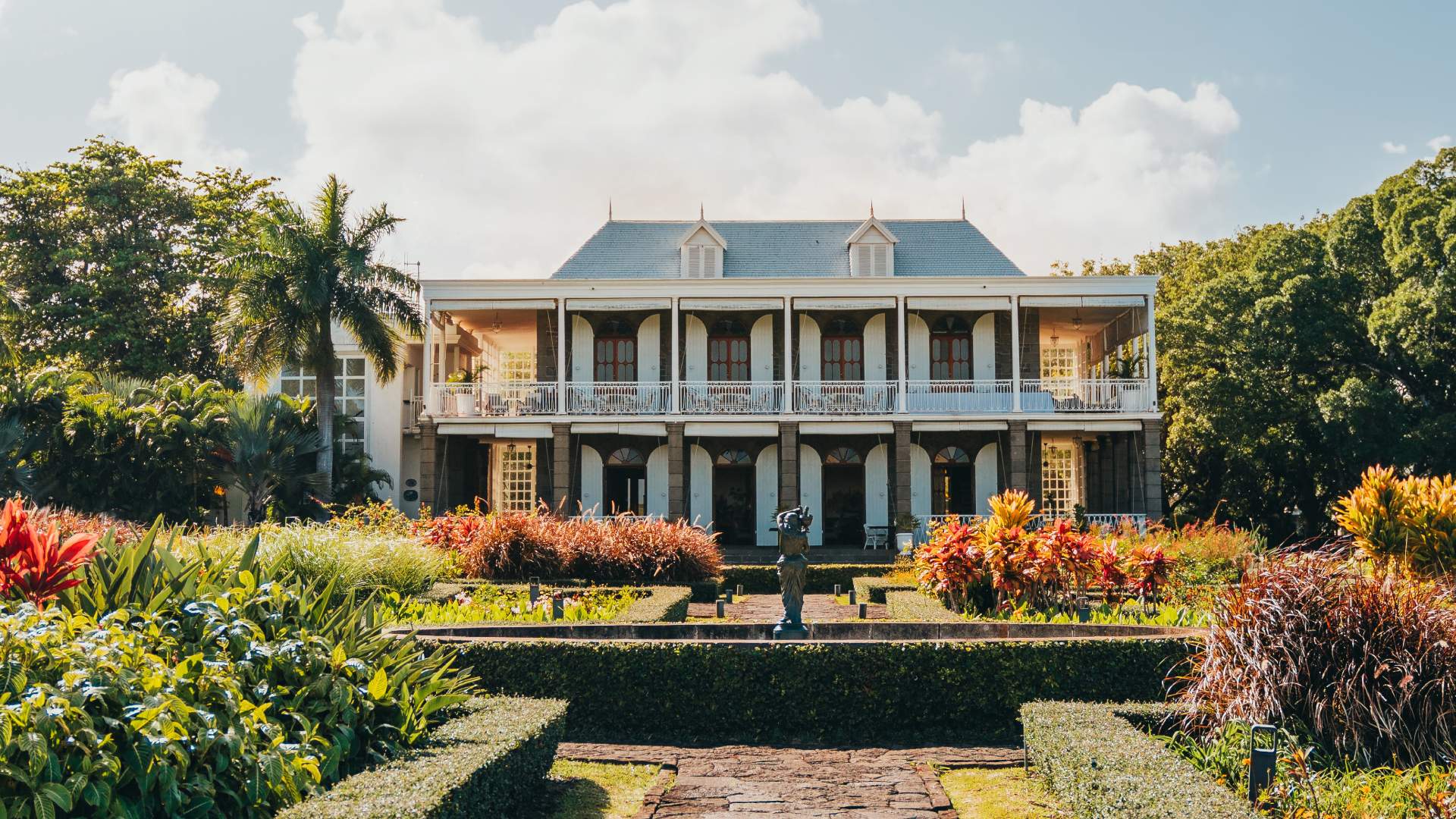 Vue majestueuse de la façade du Château de Bel Ombre, demeure coloniale emblématique à l'île Maurice.