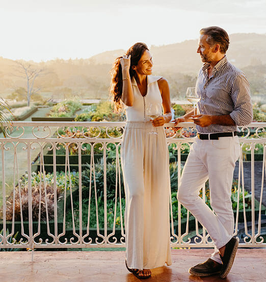 Couple sur balcon au Château Bel Ombre pour la célébrations d’anniversaire de mariage 
