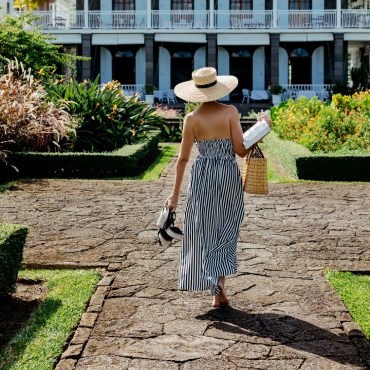 fille marcher dans le jardin envers le Château de Bel Ombre